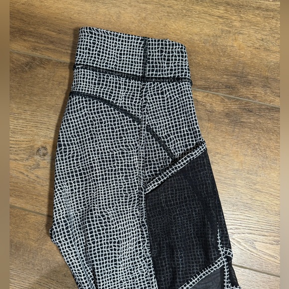 Lululemon Wild And Free Tight - size 6, 27" - Picture 6 of 11